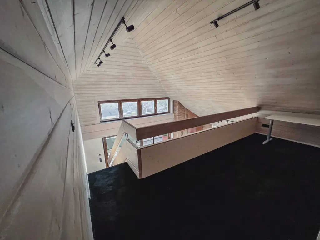 Galerie mit heller Holzdecke im Dachgeschoss