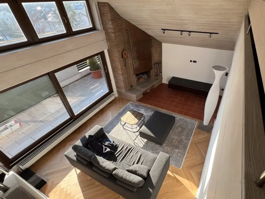 Blick von der Galerie in das Wohnzimmer mit Kamin