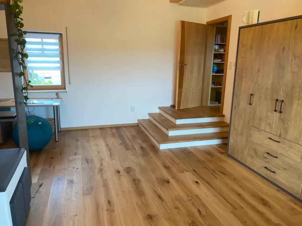 Eiche Landhausdielen mit Podest und Stufen im Wohnraum