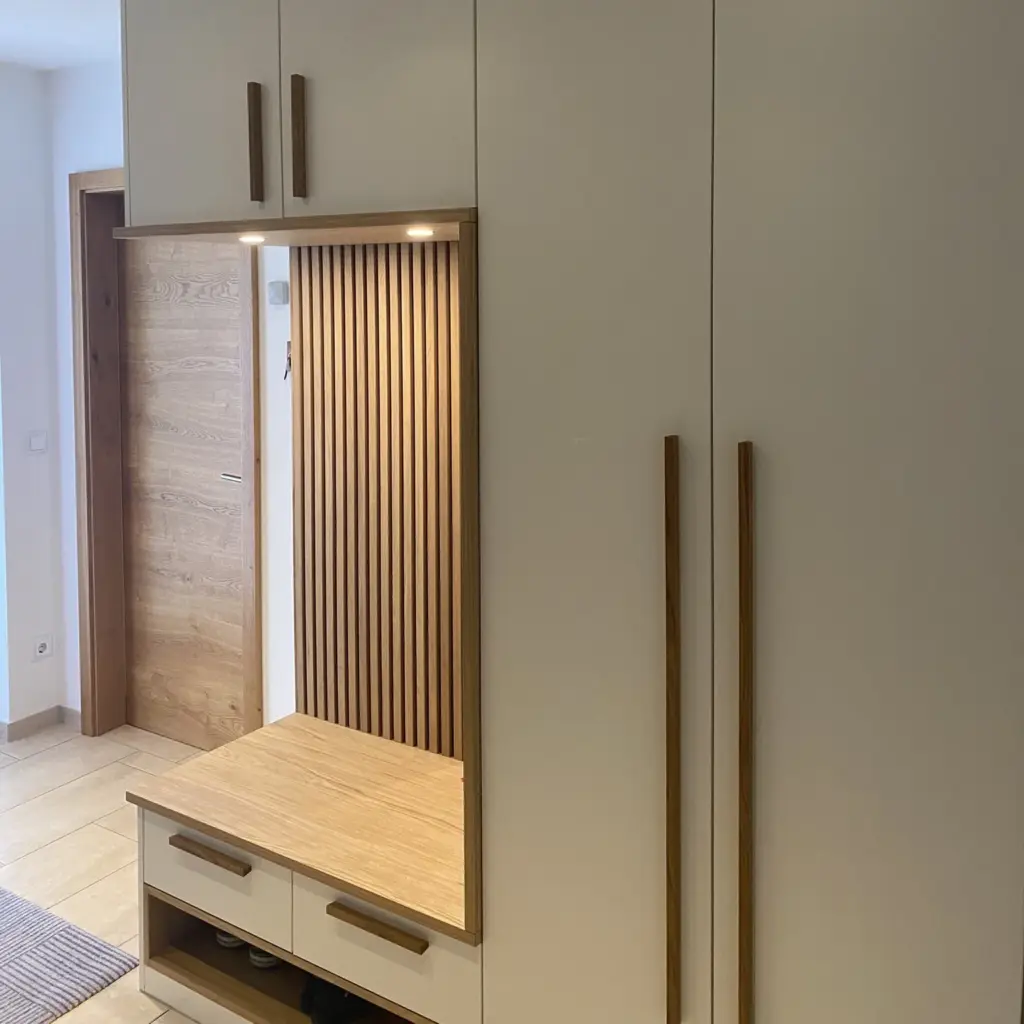 Einbauschrank mit Garderobe und Holzlamellen