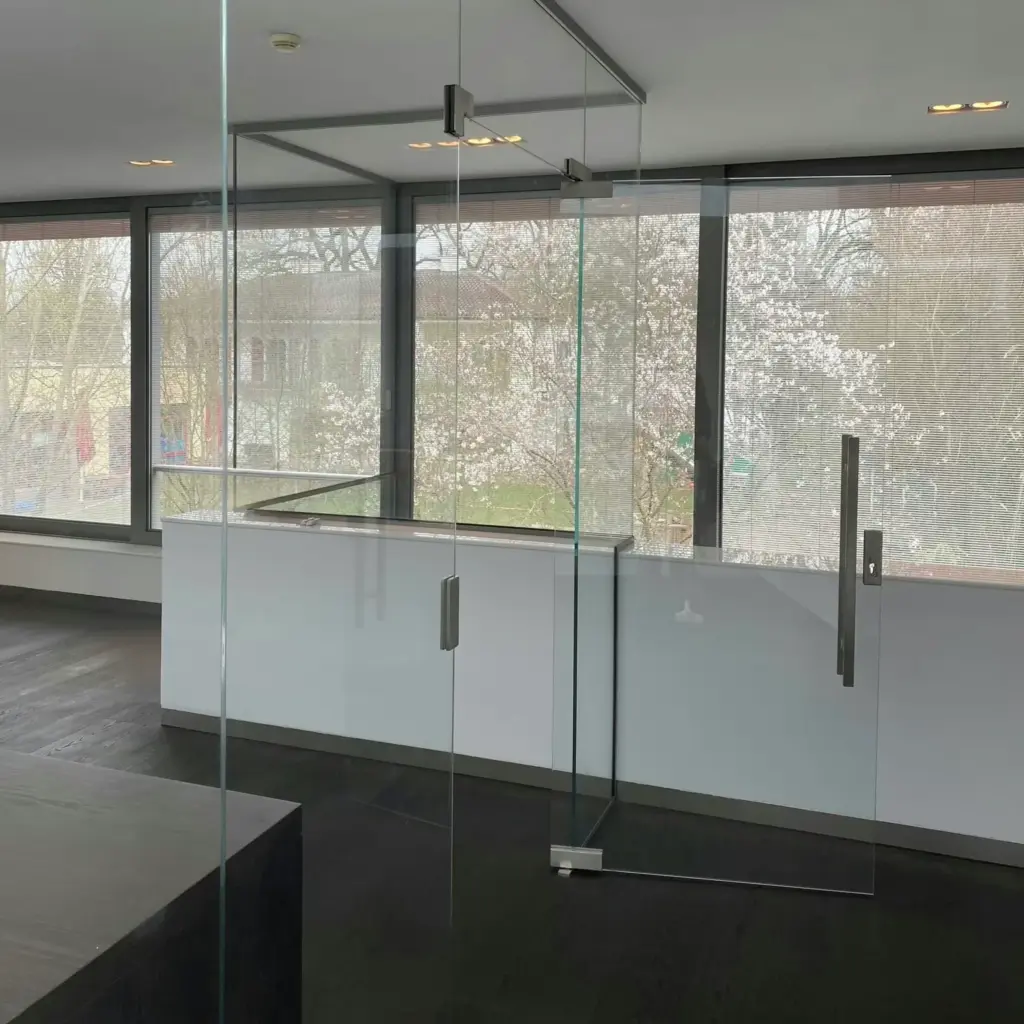 Ganzglas Trennwand in einem modernen Wohnbereich