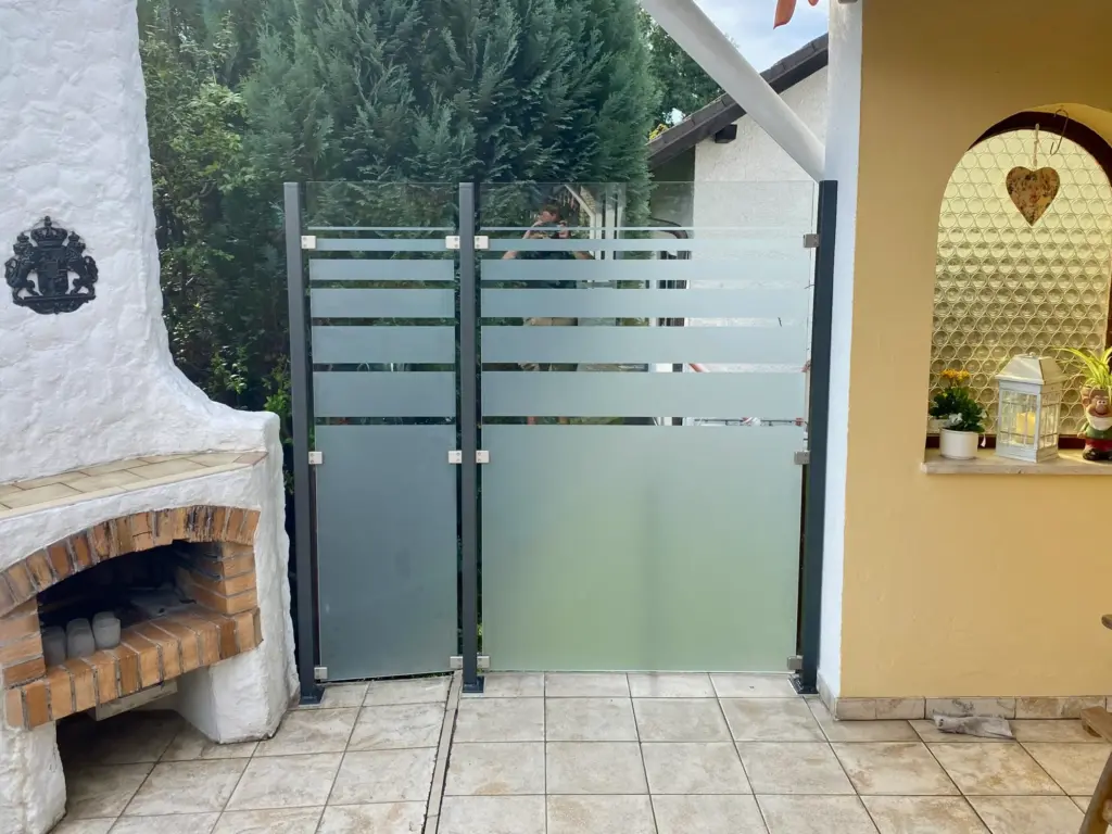 Satinierter Glas Sichtschutz auf einer Terrasse