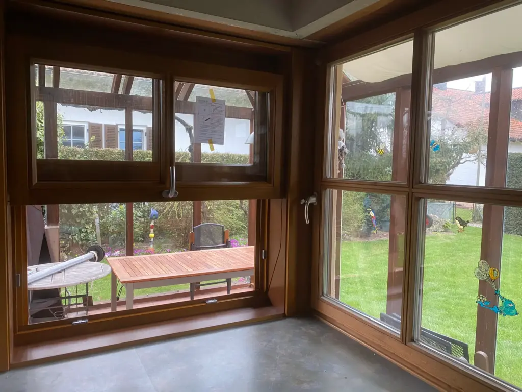 Holzfenster mit Eckverglasung und Blick in den Garten