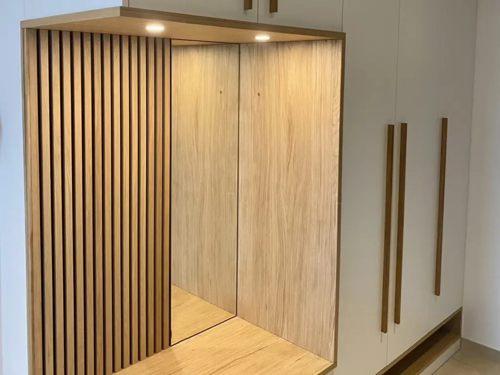 Kleiderschrank mit Holzlamellen und Spiegel