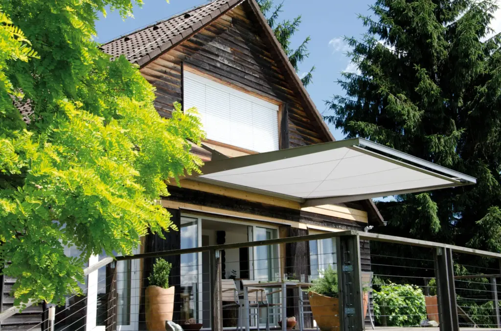 WOUNDWO Markise am Balkon eines Holzhauses