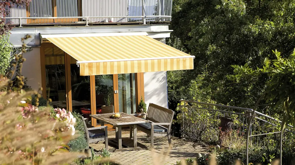 WOUNDWO Halbkassettenmarkise mit gestreiftem Tuch über einer Terrasse