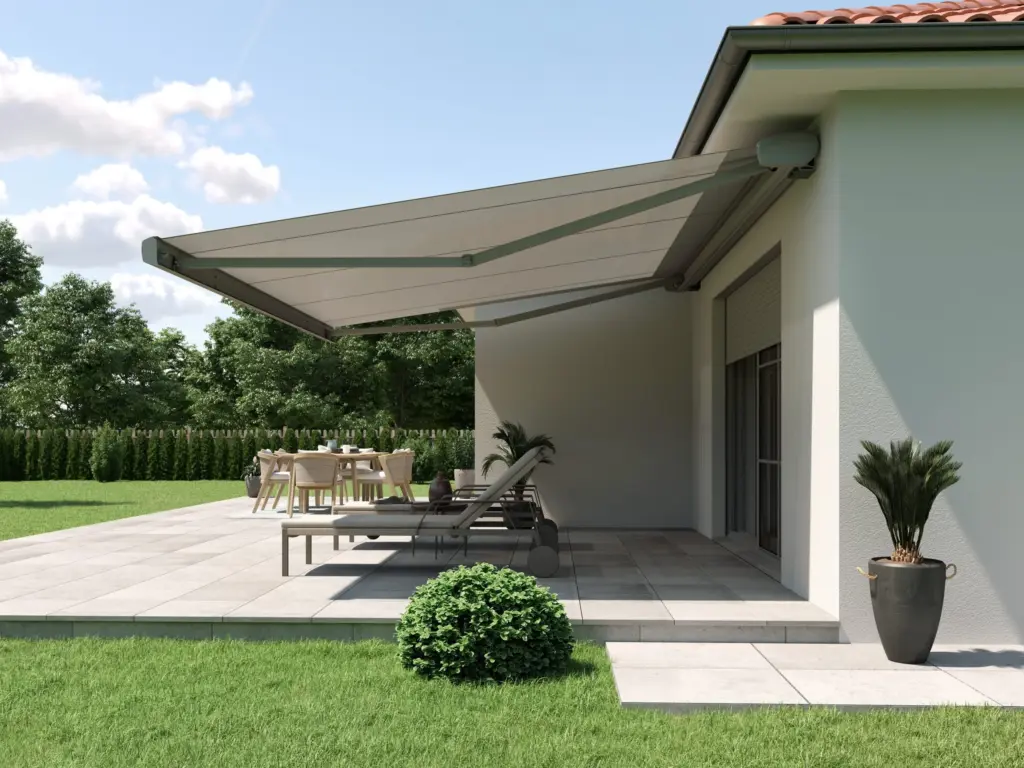 Ausgefahrene WOUNDWO Markise über der Terrasse eines Bungalows