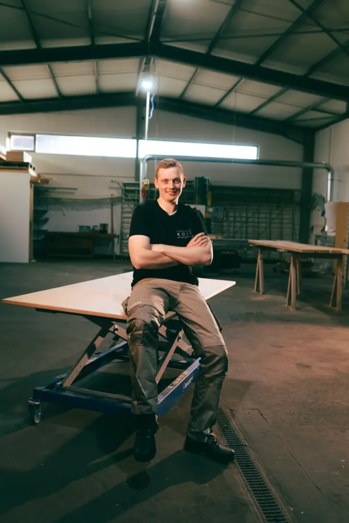 Sebastian Koid, Inhaber von KOID Holz und Bauelemente, in seiner Werkstatt