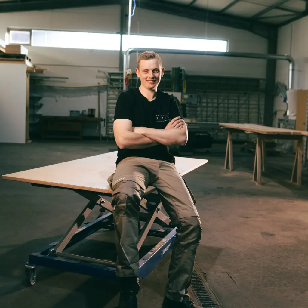 Sebastian Koid, Inhaber von KOID Holz und Bauelemente, in seiner Werkstatt