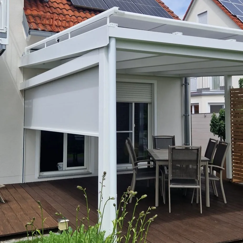 Weiße Terrassenüberdachung mit Freisitz am Wohnhaus